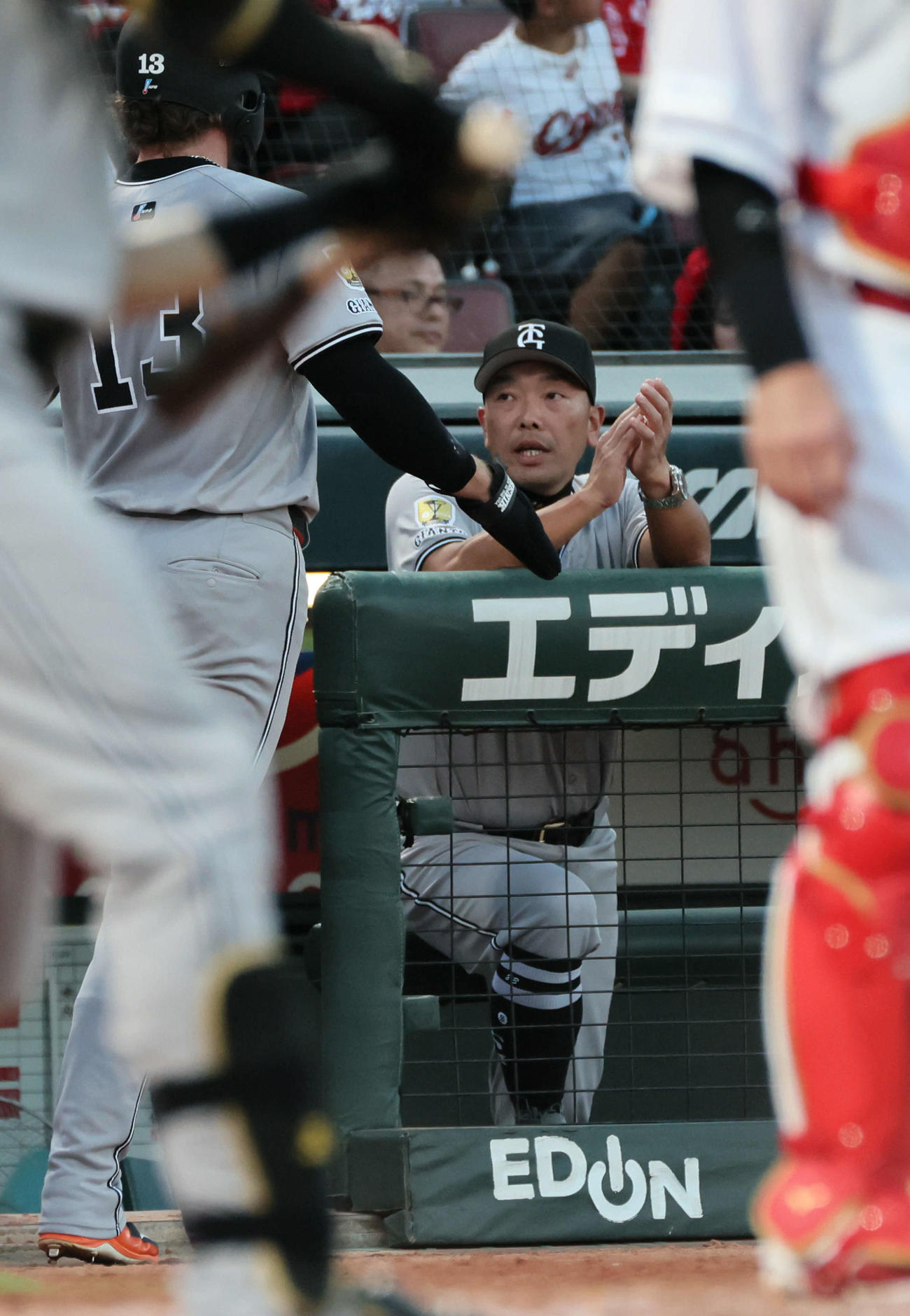 広島対巨人　3回表巨人1死一、二塁、岸田の右越え2点適時二塁打で生還したキャベッジを迎える阿部監督（撮影・加藤孝規）