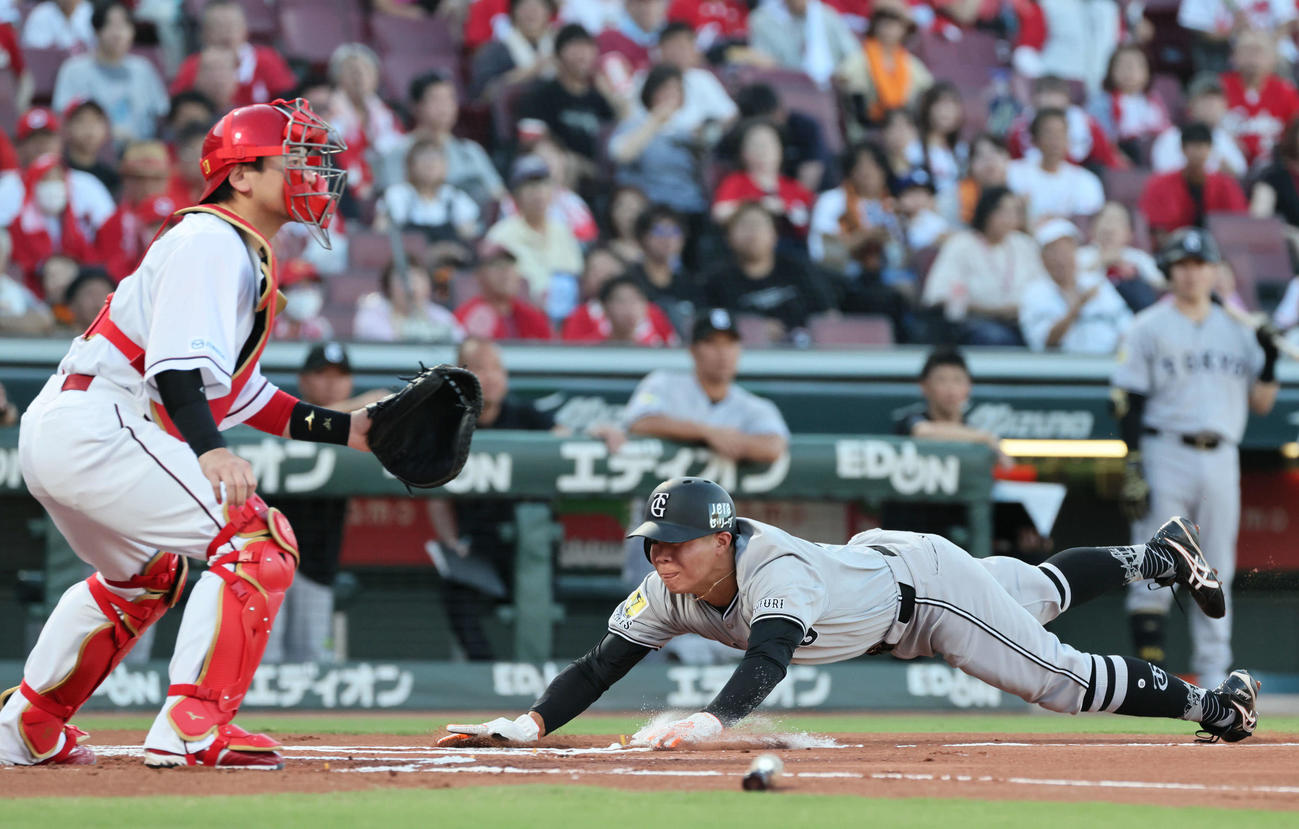 広島対巨人　1回表巨人1死一、二塁、キャベッジの先制中前適時打で佐々木が生還。捕手は会沢（撮影・加藤孝規）