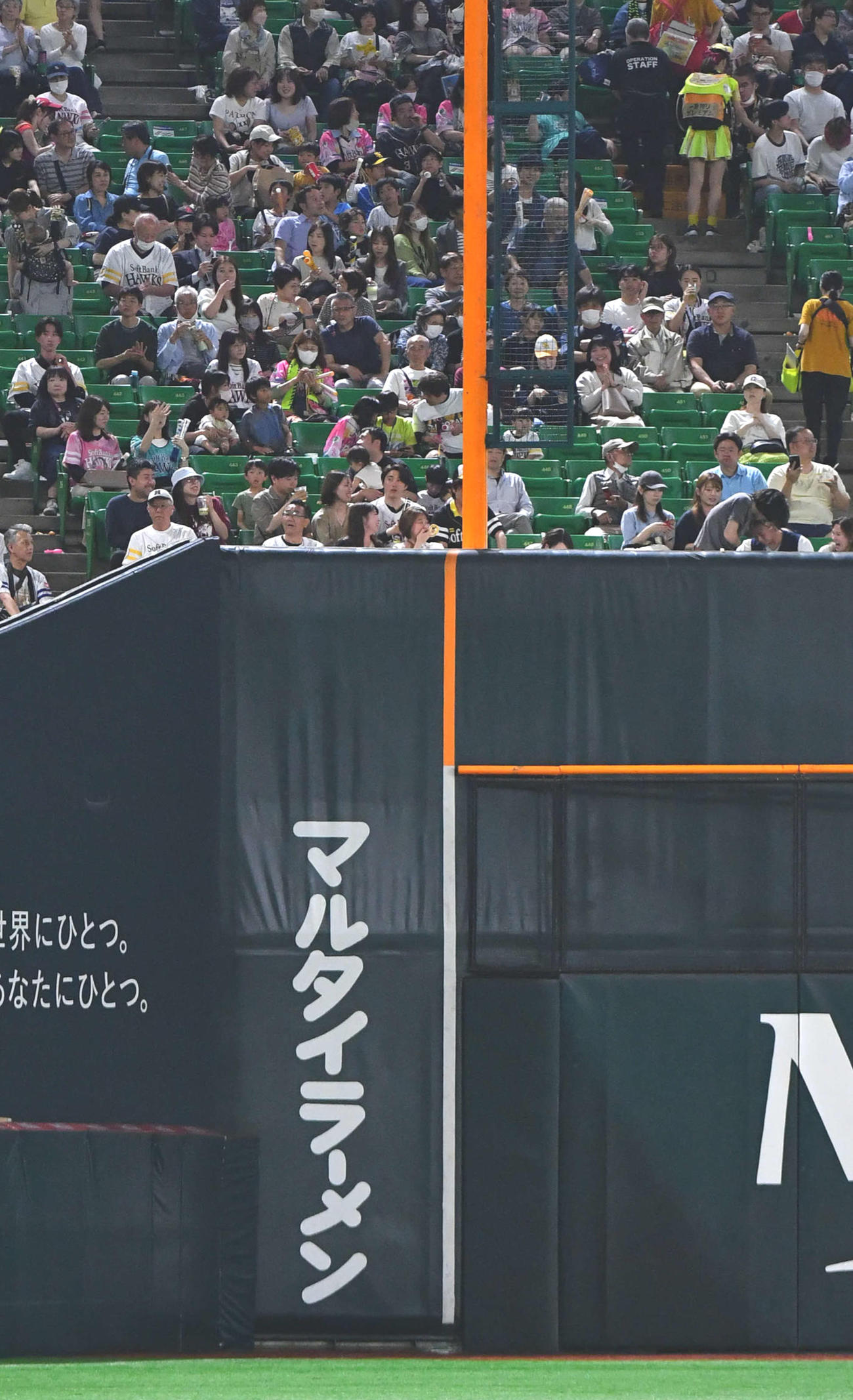 「マルタイ」がネーミングライツ契約している左翼ポール