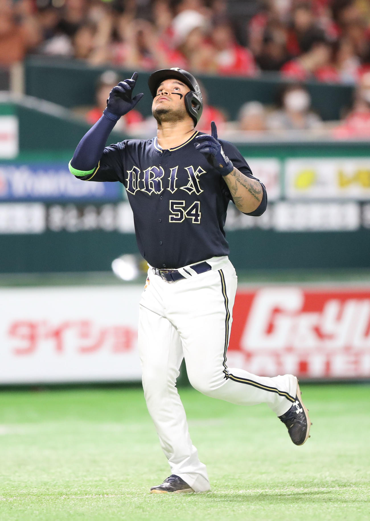 ソフトバンク対オリックス　8回表オリックス無死、ディアスは左越えに本塁打を放ちポーズ（撮影・梅根麻紀）