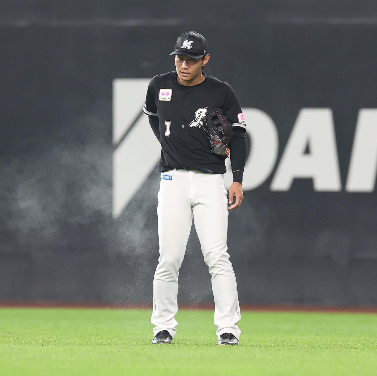 日本ハム対ロッテ　2回裏日本ハム1死一塁、石井の右前打の打球を後ろにそらし渋い表情の藤原（撮影・黒川智章）