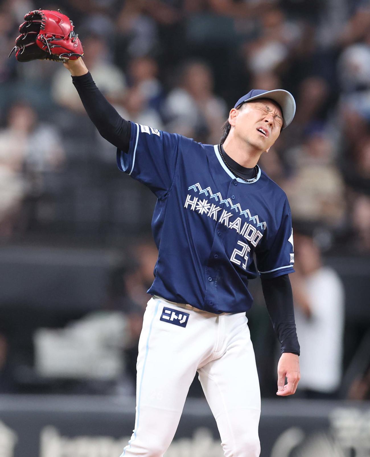 日本ハム対ロッテ　11回表ロッテ2死満塁、藤原に押し出し四球を与え顔をしかめる宮西（撮影・黒川智章）