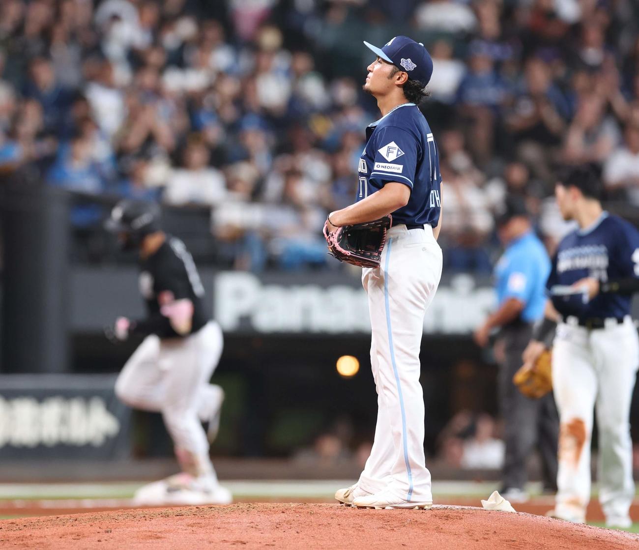 日本ハム対ロッテ　4回表ロッテ2死一、二塁、ソトに3点本塁打を浴びる伊藤（撮影・黒川智章）