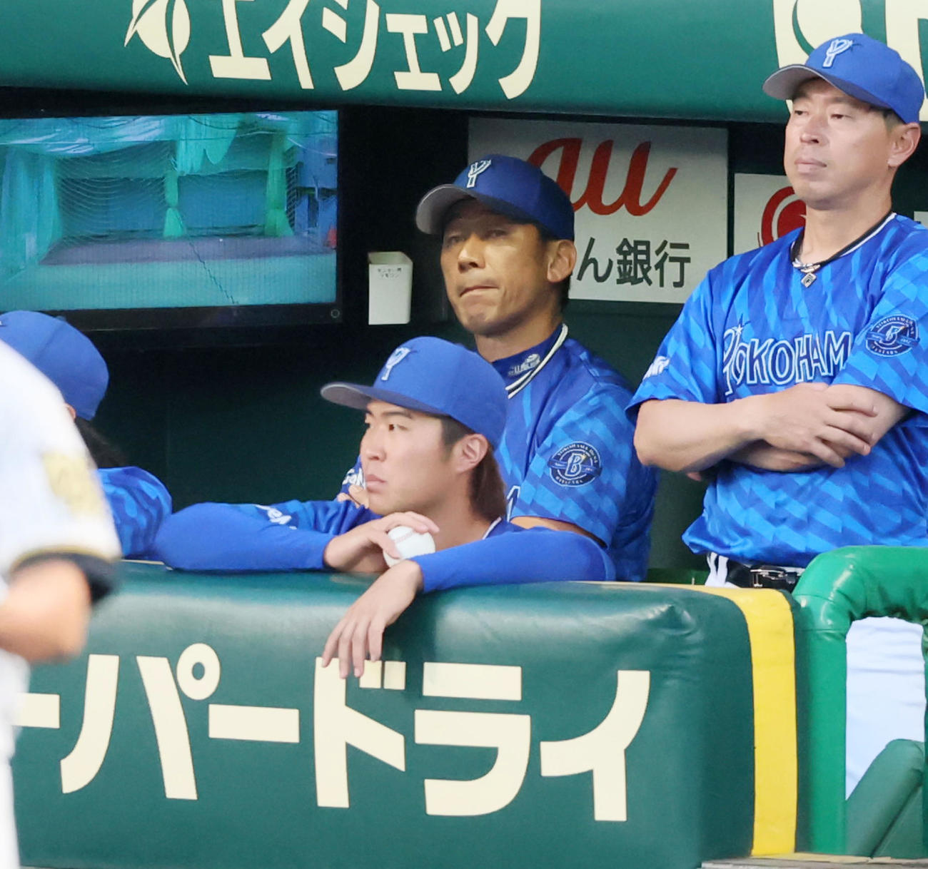 阪神対DeNA 2回裏、ベンチの中で渋い表情を見せるDeNA三浦監督（撮影・加藤哉）