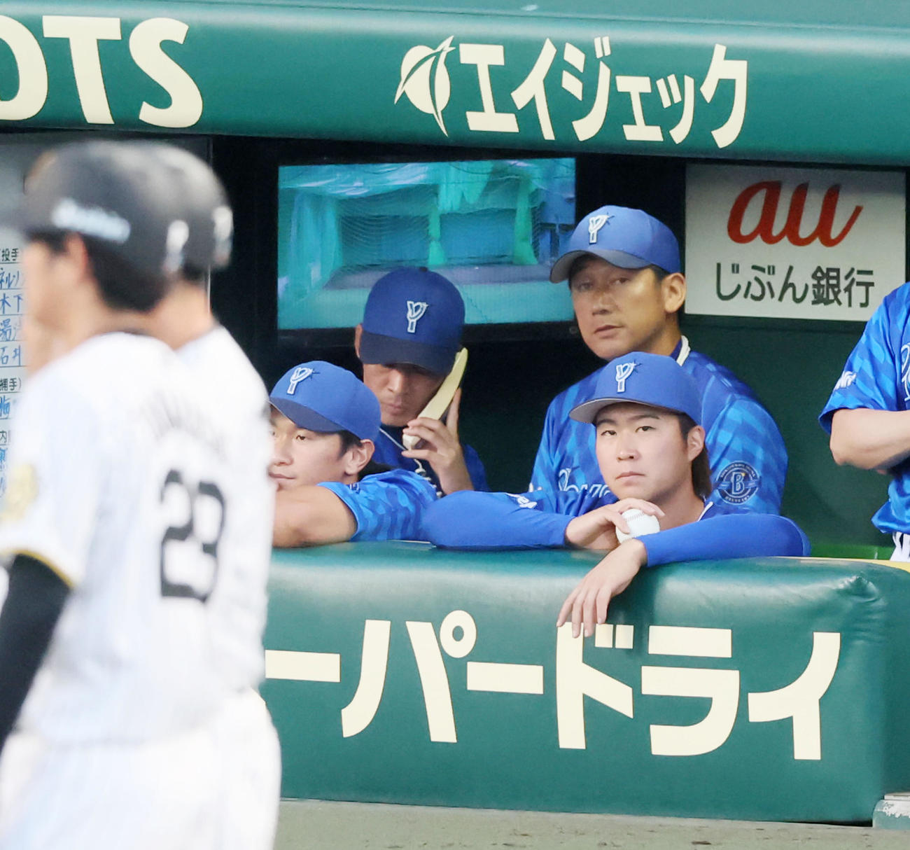 阪神対DeNA 2回裏、ベンチの中で戦術を練るDeNA三浦監督（撮影・加藤哉）