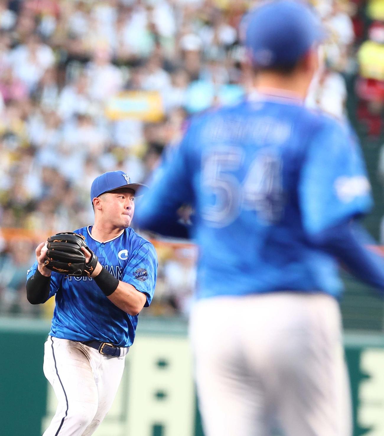 阪神対DeNA 2回裏阪神2死一、二塁、牧秀悟は高橋遥人の打球を一塁へ送球するもフォードがエラーする（撮影・上田博志）