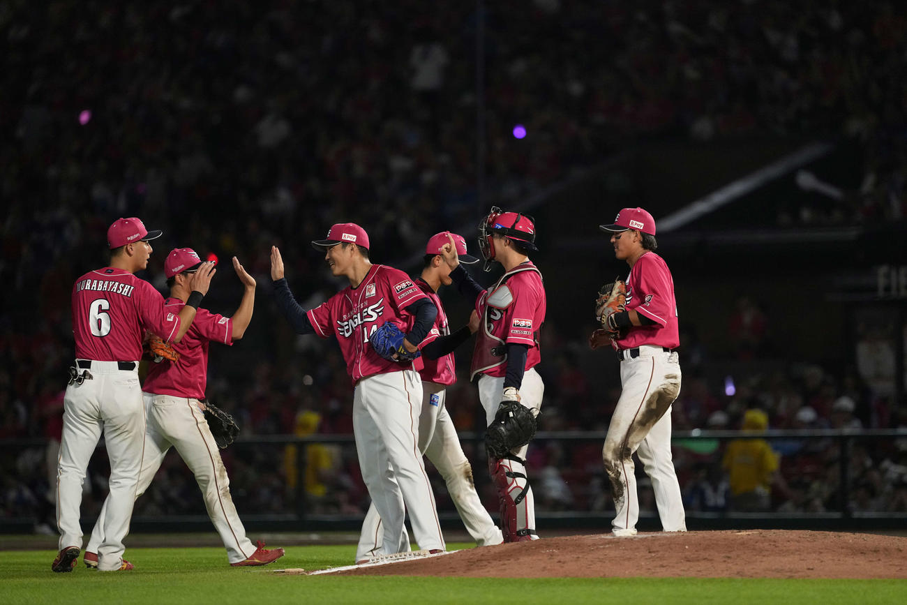 楽天対西武　ハイタッチをかわす楽天ナイン（撮影・井上学）