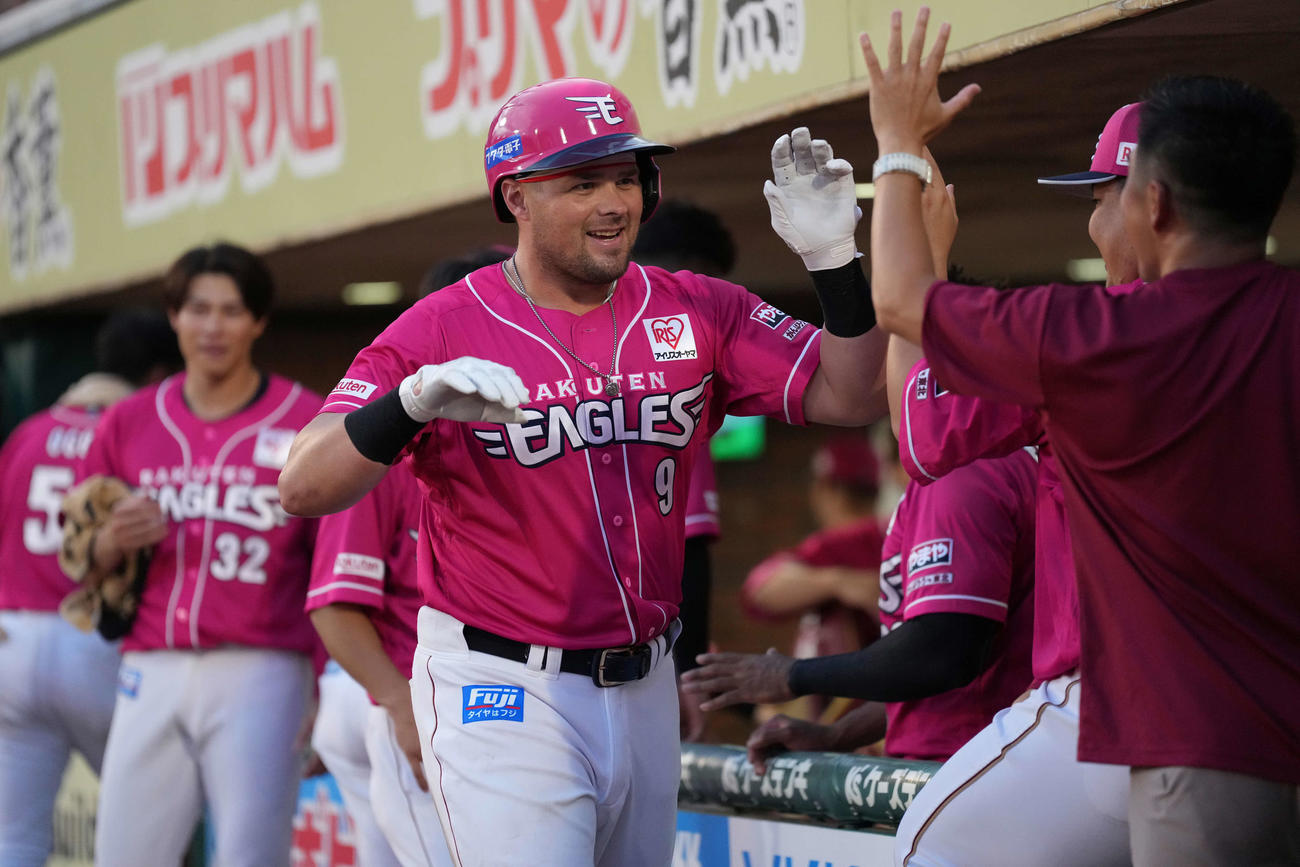 楽天対西武　6回裏楽天無死一塁、左越え2点本塁打を放ち出迎えを受けるボイト（撮影・井上学）