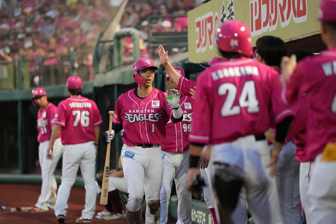 楽天対西武　6回裏楽天1死三塁、犠飛を放ち出迎えを受ける宗山（撮影・井上学）