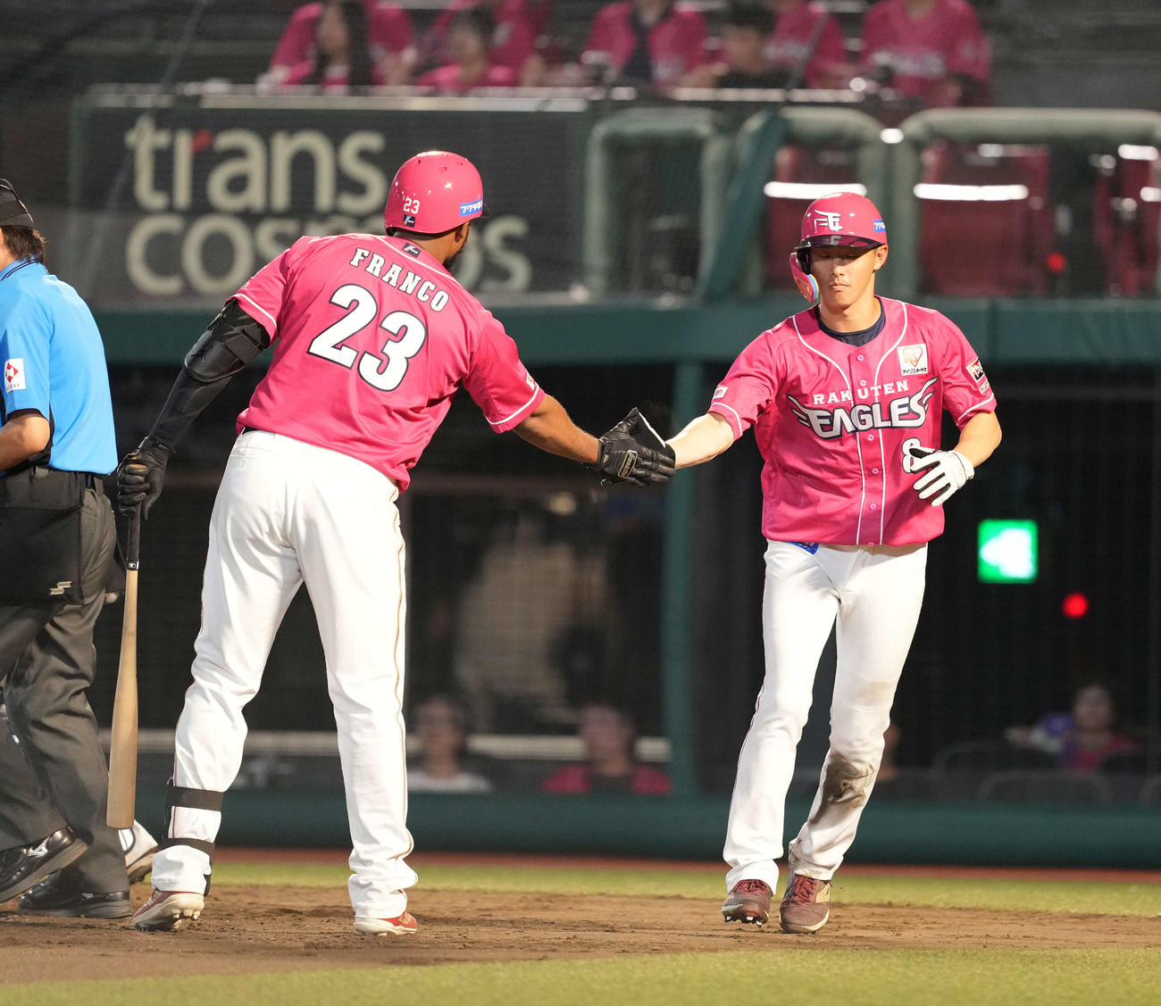 楽天対西武　8回裏楽天2死三塁、羽田のボークで生還した辰介（右）（撮影・井上学）