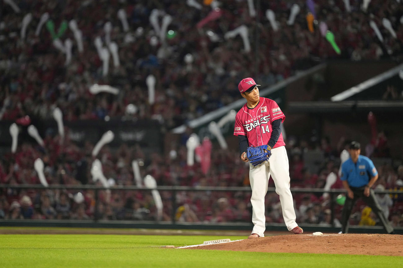 楽天対西武　最後を締めた楽天則本（撮影・井上学）