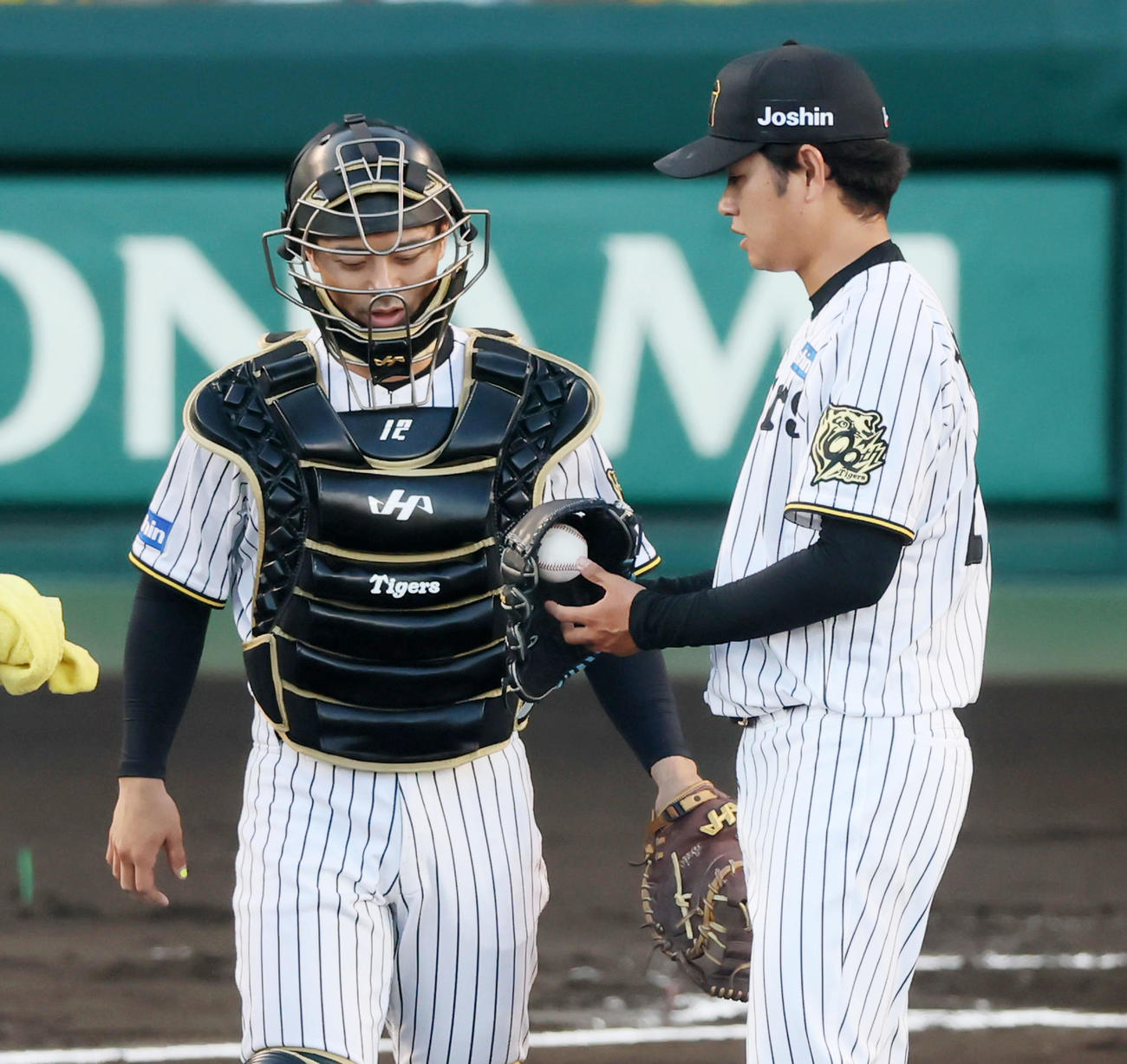 阪神対DeNA 1回表、マウンドで高橋（右）と話す坂本（撮影・加藤哉）