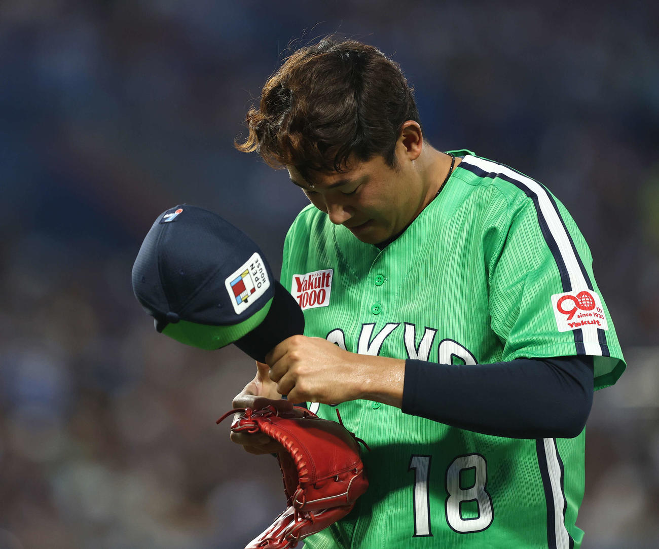 ヤクルト対中日　4回表を終えベンチに戻る奥川（撮影・河田真司）