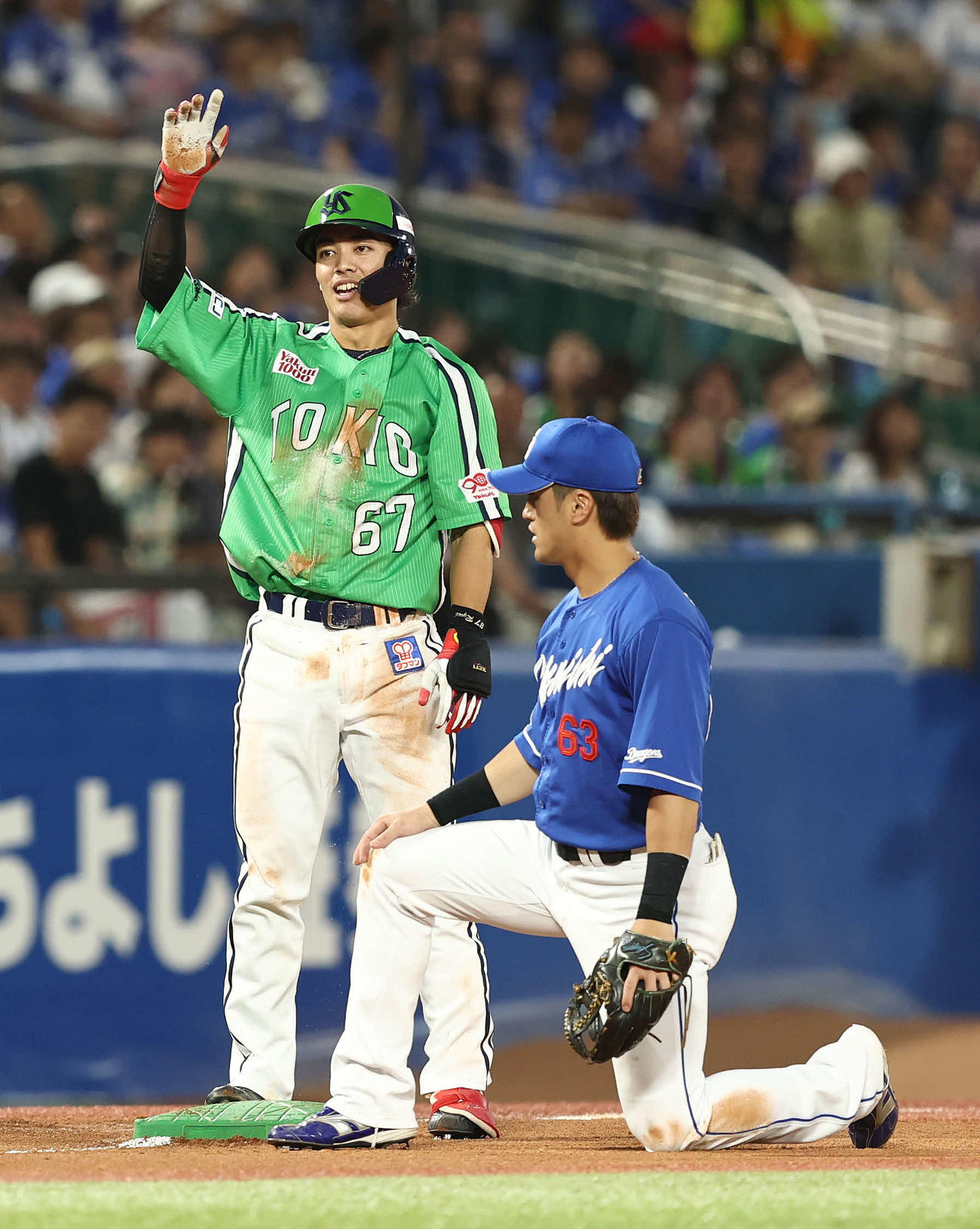 ヤクルト対中日　4回裏ヤクルト2死一塁、右翼線に適時三塁打を放ち出塁する伊藤（撮影・河田真司）