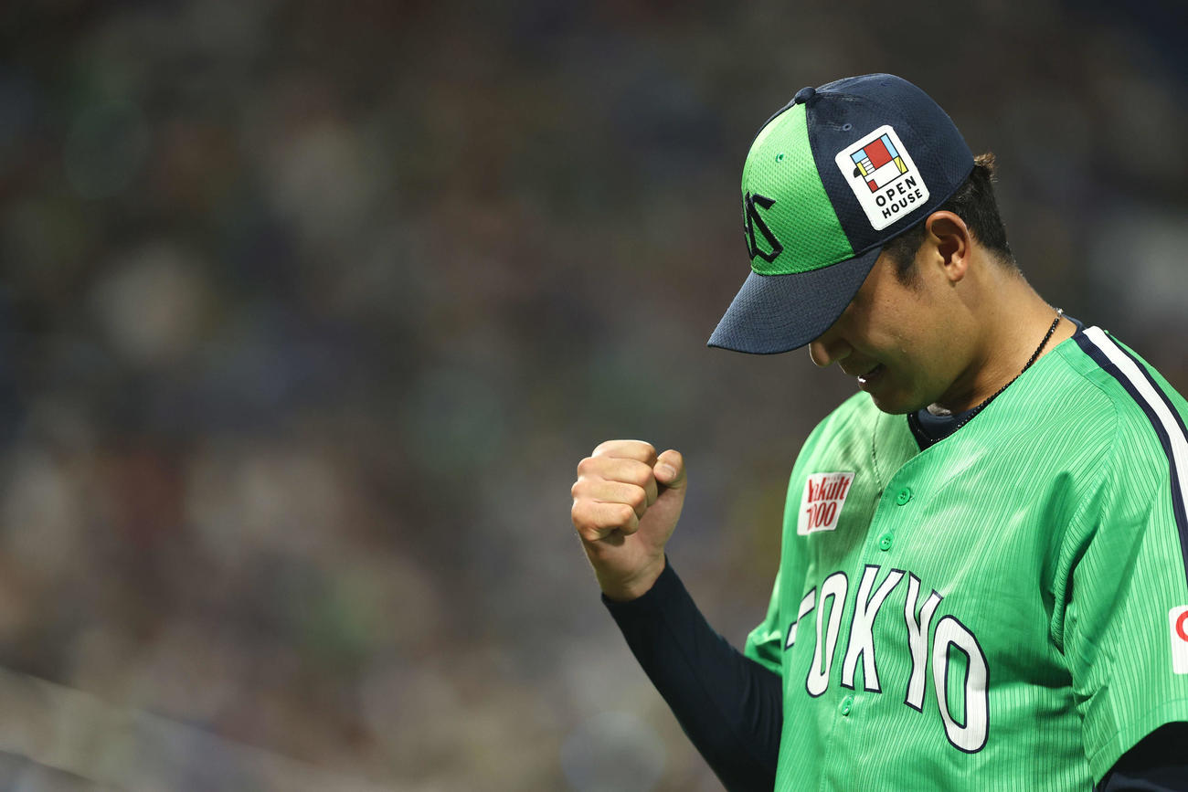 ヤクルト対中日　7回表を抑えガッツポーズする奥川（撮影・河田真司）