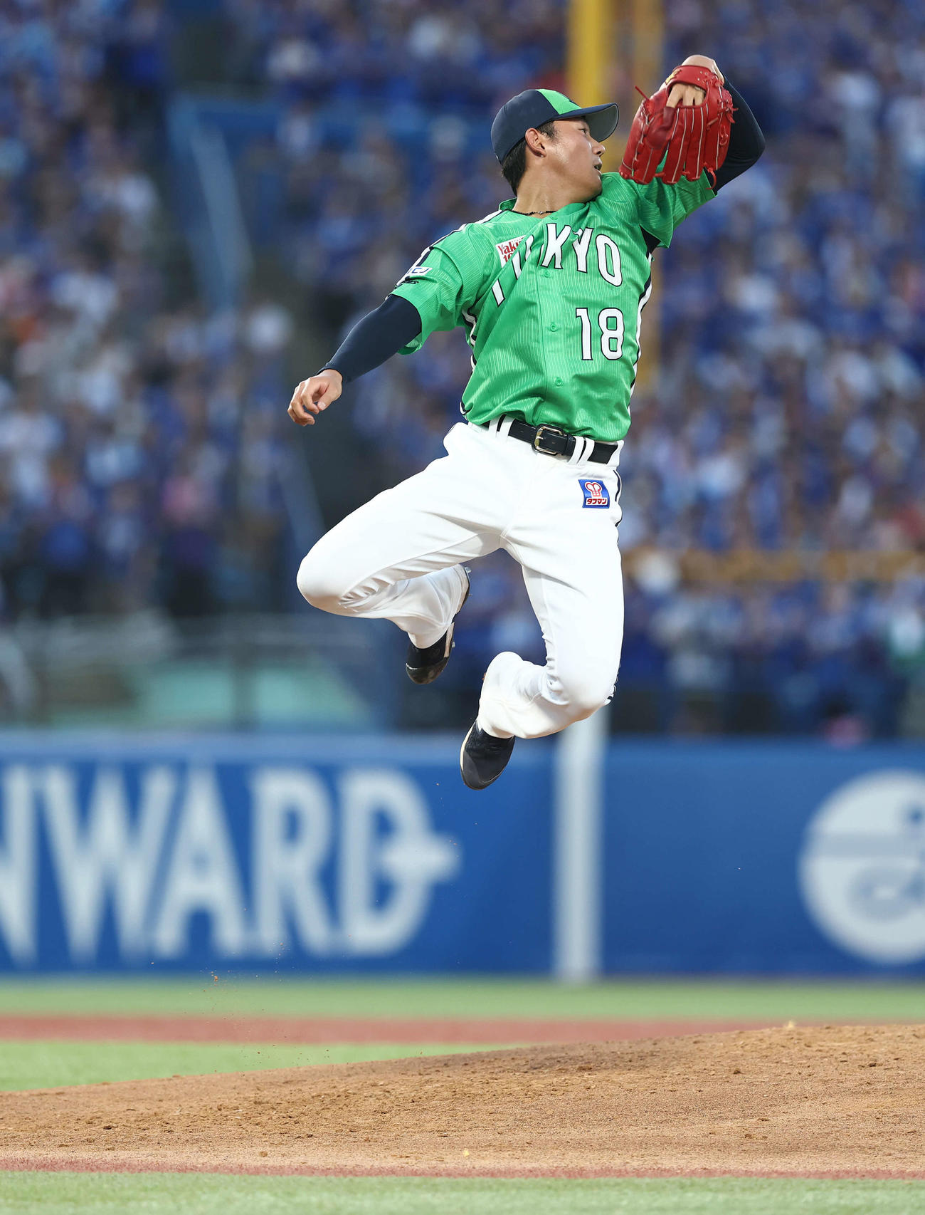 ヤクルト対中日　3回表中日1死、松葉を二ゴロに抑える奥川（撮影・河田真司）