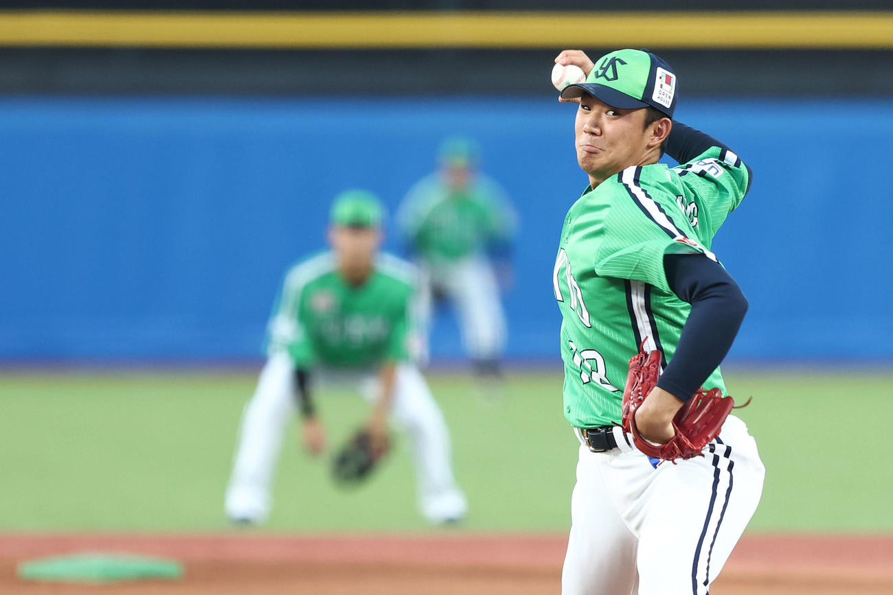 ヤクルト対中日　2回表、力投する奥川（撮影・河田真司）