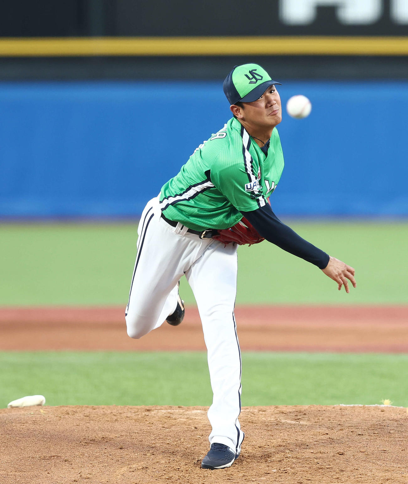 ヤクルト対中日　2回表、力投する奥川（撮影・河田真司）