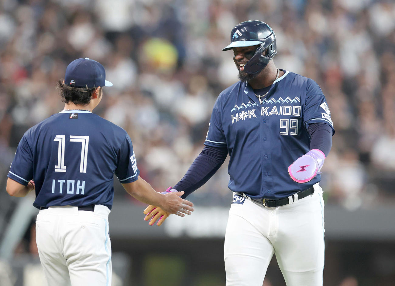 日本ハム対ロッテ　1回裏に適時打を放ったレイエスはマウンドに向かう伊藤とタッチする（撮影・黒川智章）