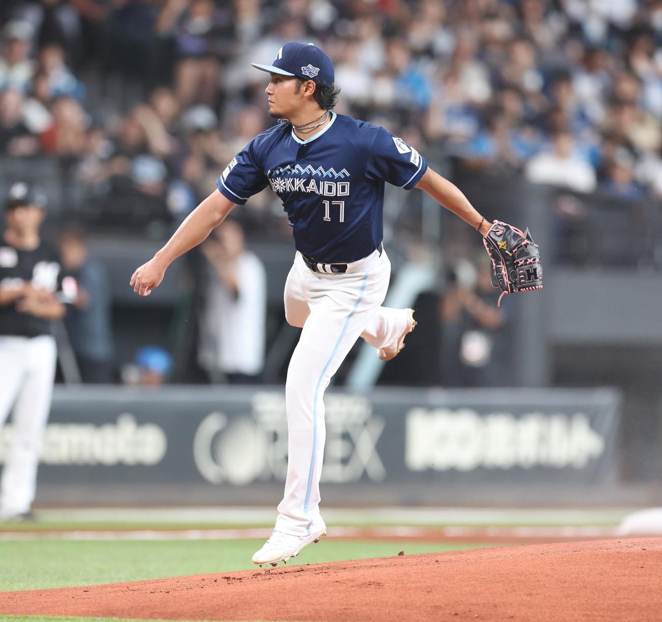 日本ハム対ロッテ　日本ハム先発の伊藤（撮影・黒川智章）