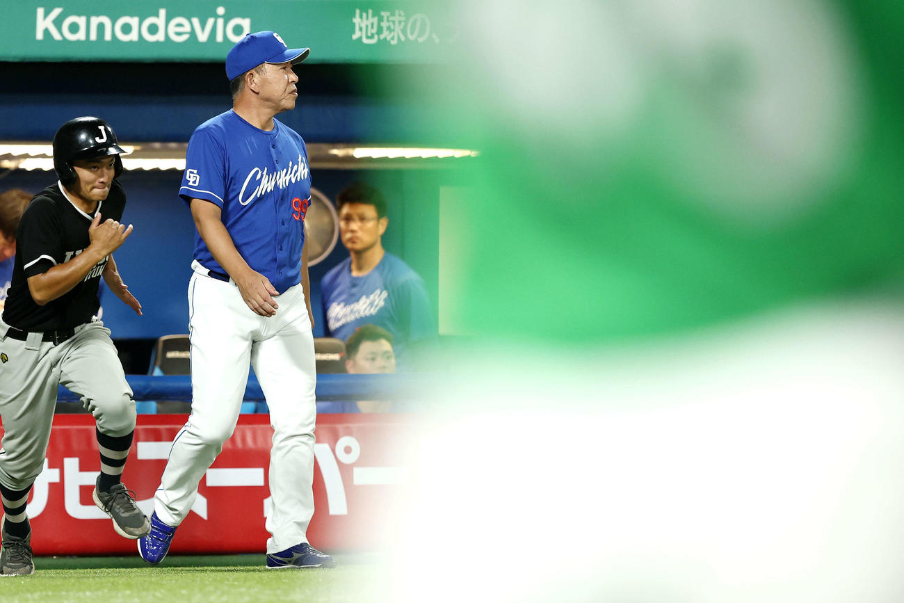 ヤクルト対中日　8回表を終え、選手交代を告げる井上監督（撮影・河田真司）