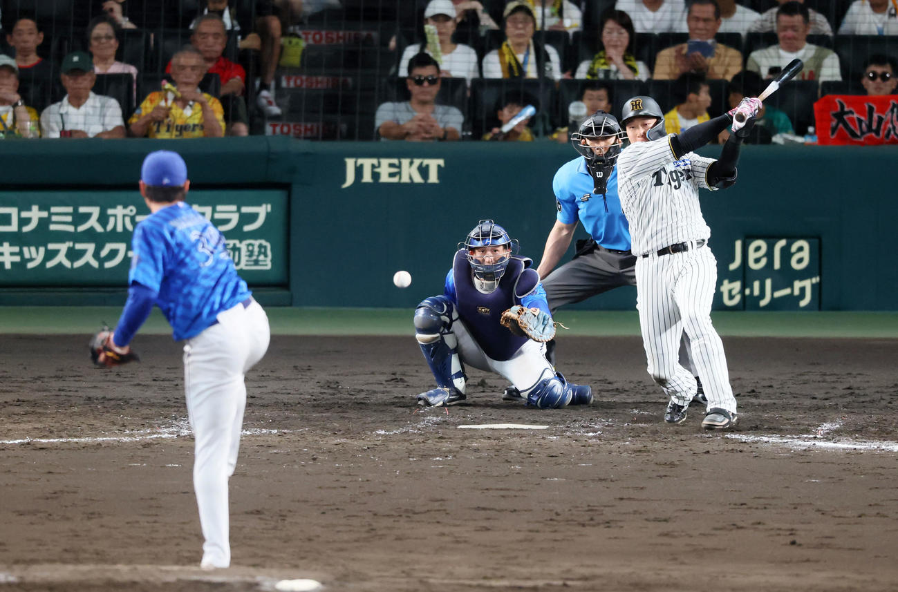 阪神対DeNA 5回裏阪神2死、大山は中前打を放つ。投手若松（撮影・加藤哉）