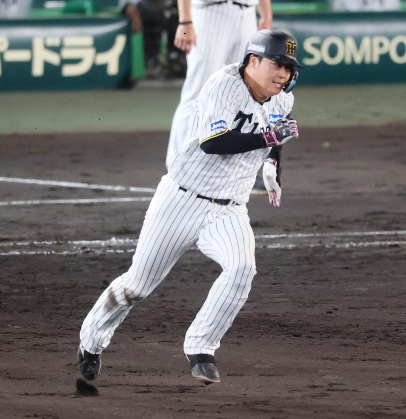 阪神対DeNA 7回裏阪神1死一、二塁、大山は左越え2点適時二塁打を放つ（撮影・加藤哉）