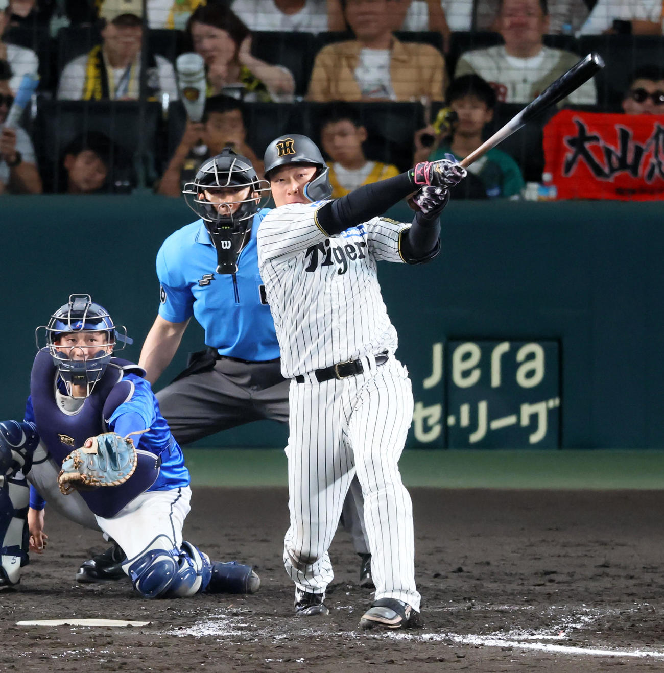 阪神対DeNA 7回裏阪神1死一、二塁、大山は左越え2点適時二塁打を放つ（撮影・加藤哉）