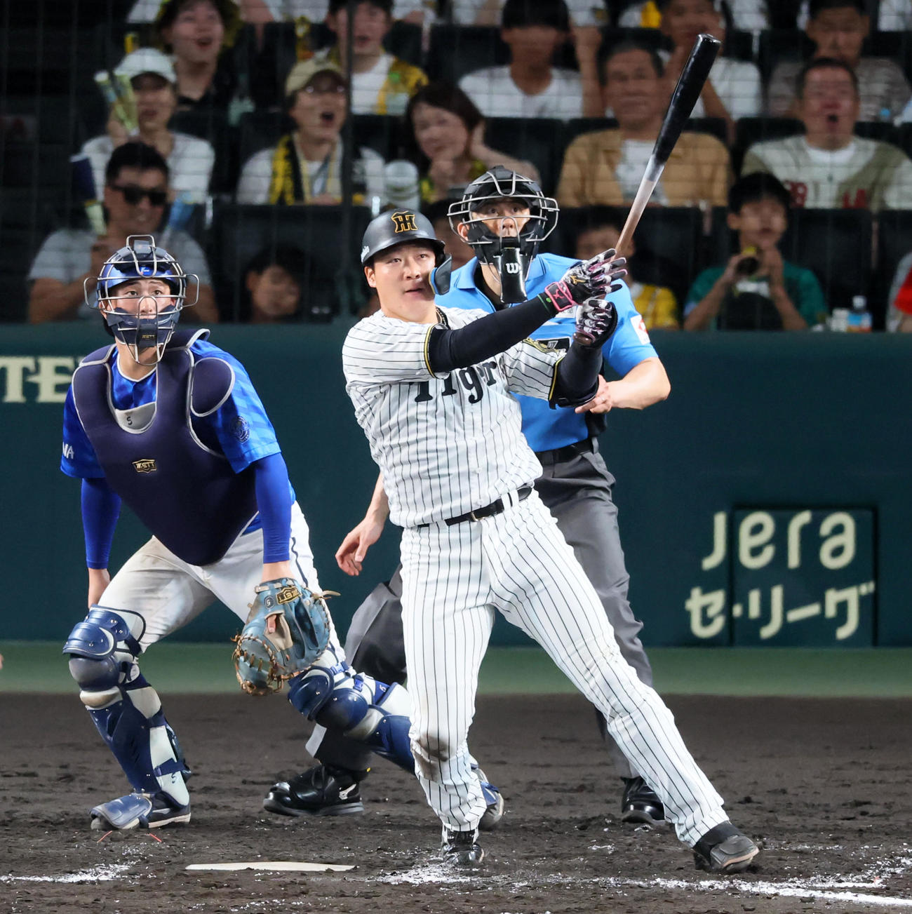 阪神対DeNA 7回裏阪神1死一、二塁、大山は左越え2点適時二塁打を放つ（撮影・加藤哉）