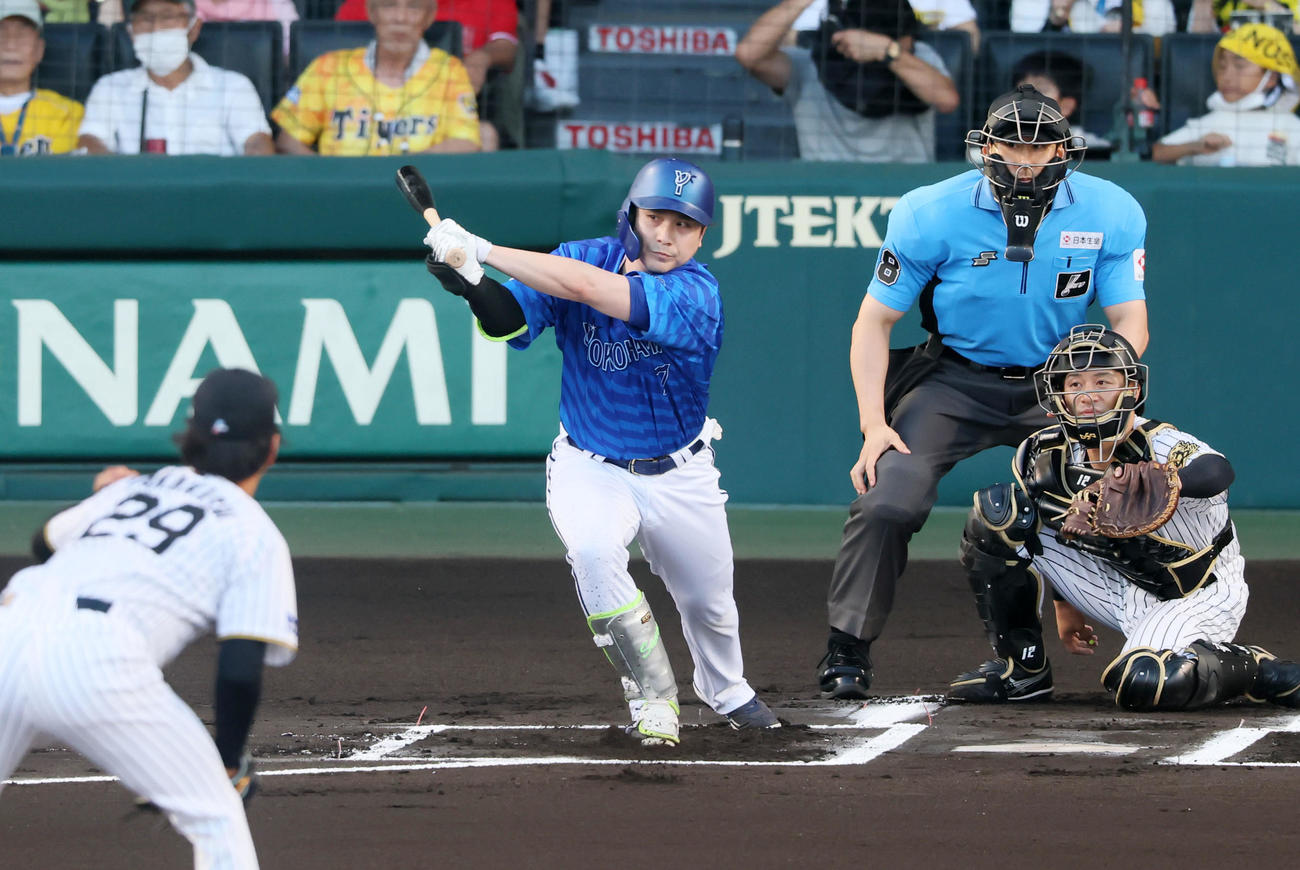 阪神対DeNA 1回表DeNA1死、佐野は右前打を放つ。投手高橋（撮影・加藤哉）