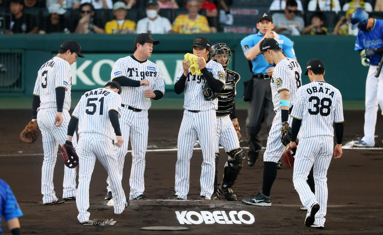 阪神対DeNA 1回表DeNA2死満塁、初回から満塁のピンチを迎えナイン、コーチがマウンドの高橋を中心に集まった（撮影・加藤哉）