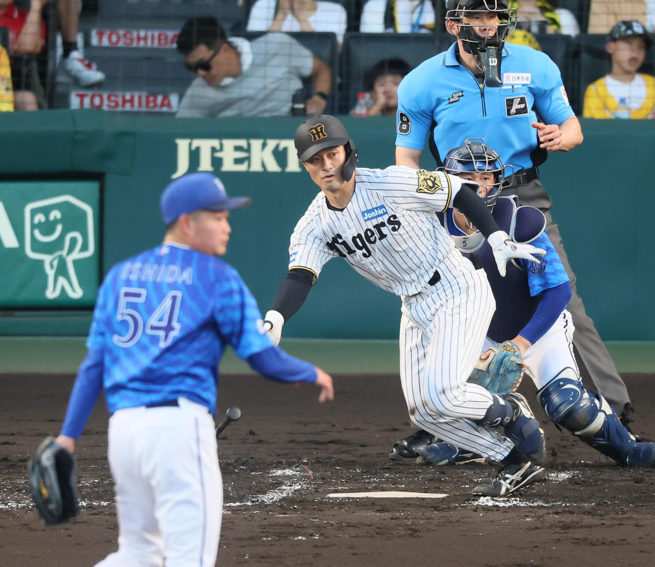 阪神対DeNA 2回裏阪神2死二塁、坂本は左前適時打を放つ。投手石田裕（撮影・加藤哉）