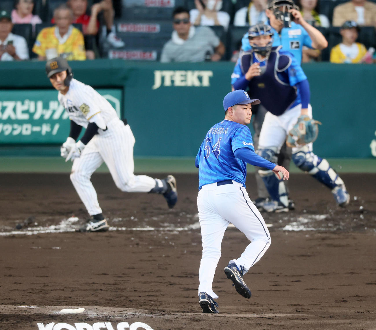 阪神対DeNA 2回裏阪神2死二塁、石田裕は坂本に左前適時打を打たれ失点する（撮影・加藤哉）