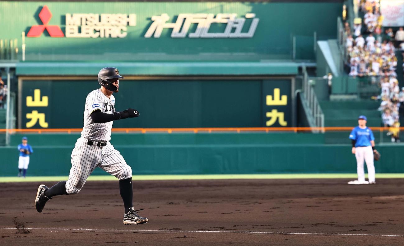 阪神対DeNA 2回裏阪神2死二塁、坂本の先制適時打で生還する佐藤輝（撮影・上田博志）