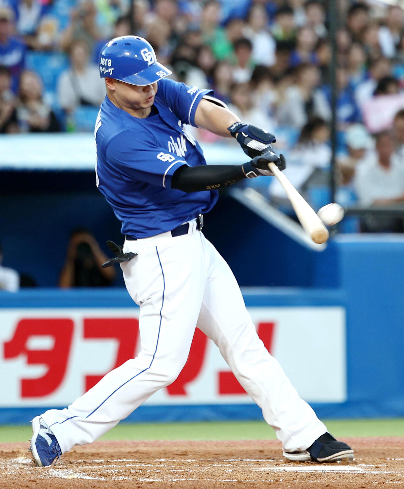 ヤクルト対中日　2回表中日無死、中越え同点本塁打を放つ細川（撮影・河田真司）