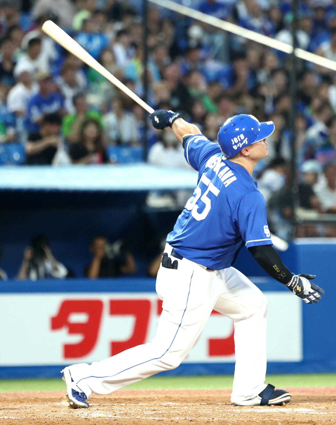 ヤクルト対中日　4回表中日2死、ソロ本塁打を放つ細川（撮影・河田真司）