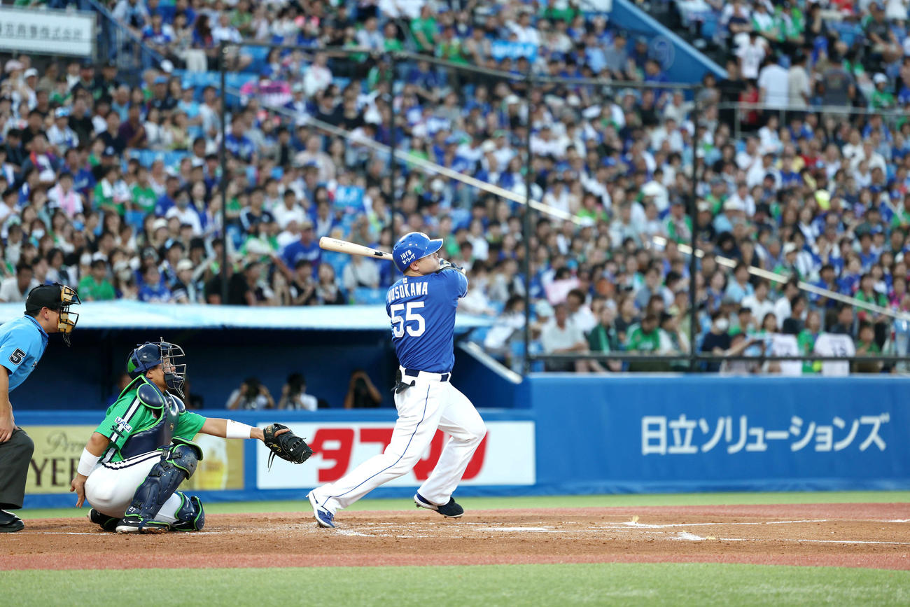 ヤクルト対中日　2回表中日無死、中越え同点本塁打を放つ細川（撮影・河田真司）