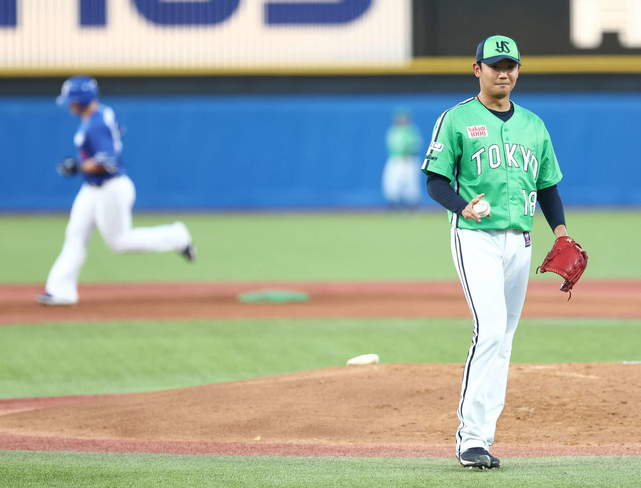 ヤクルト対中日　2回表中日無死、細川に中越え同点ソロ本塁打を浴びる奥川（撮影・河田真司）