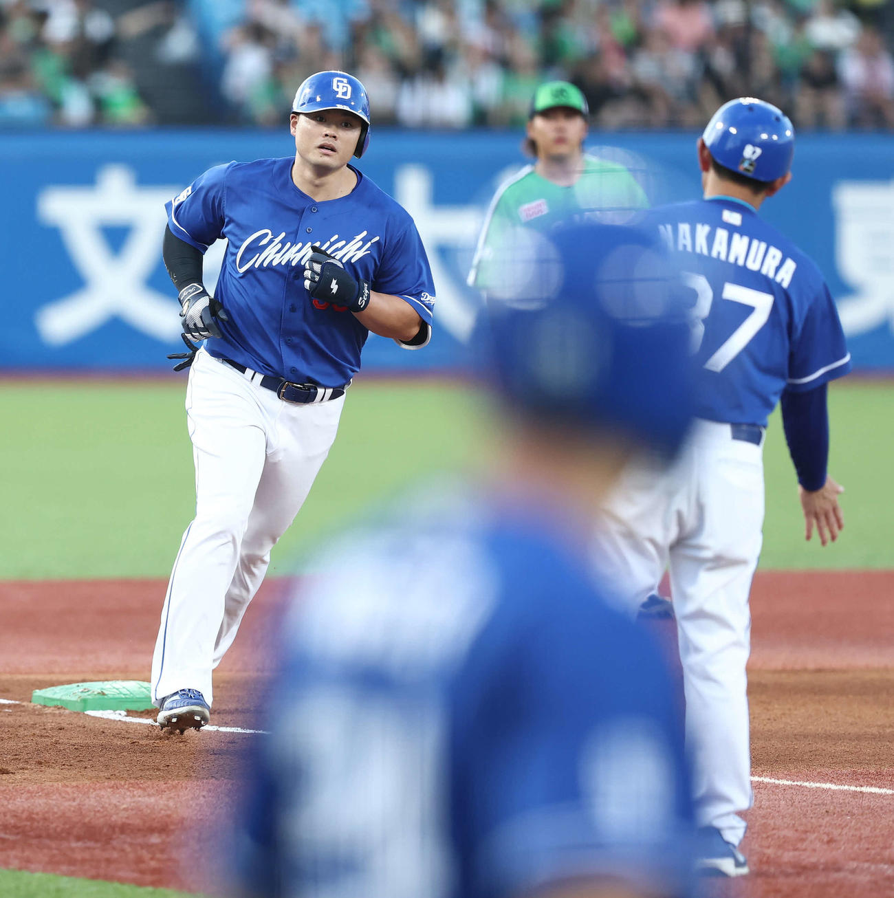 ヤクルト対中日　2回表中日無死、中越え同点ソロ本塁打を放ちダイヤモンドを回る細川（撮影・河田真司）