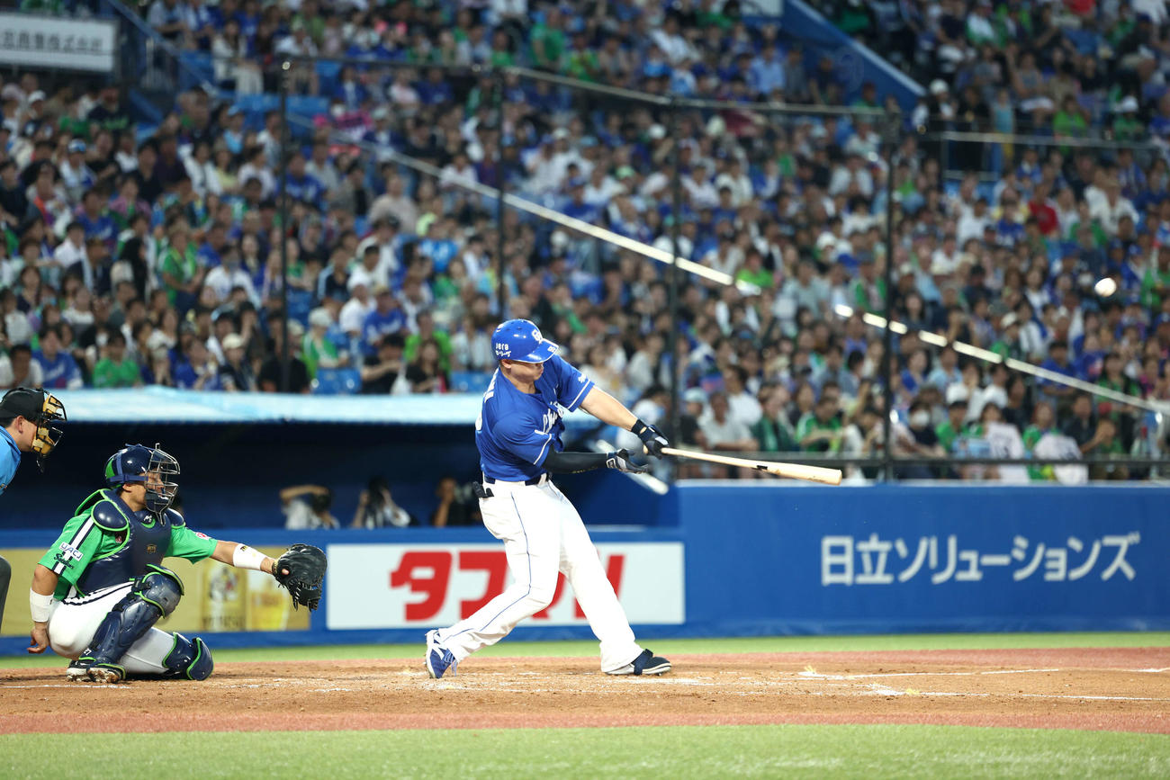 ヤクルト対中日　4回表中日2死、ソロ本塁打を放つ細川（撮影・河田真司）