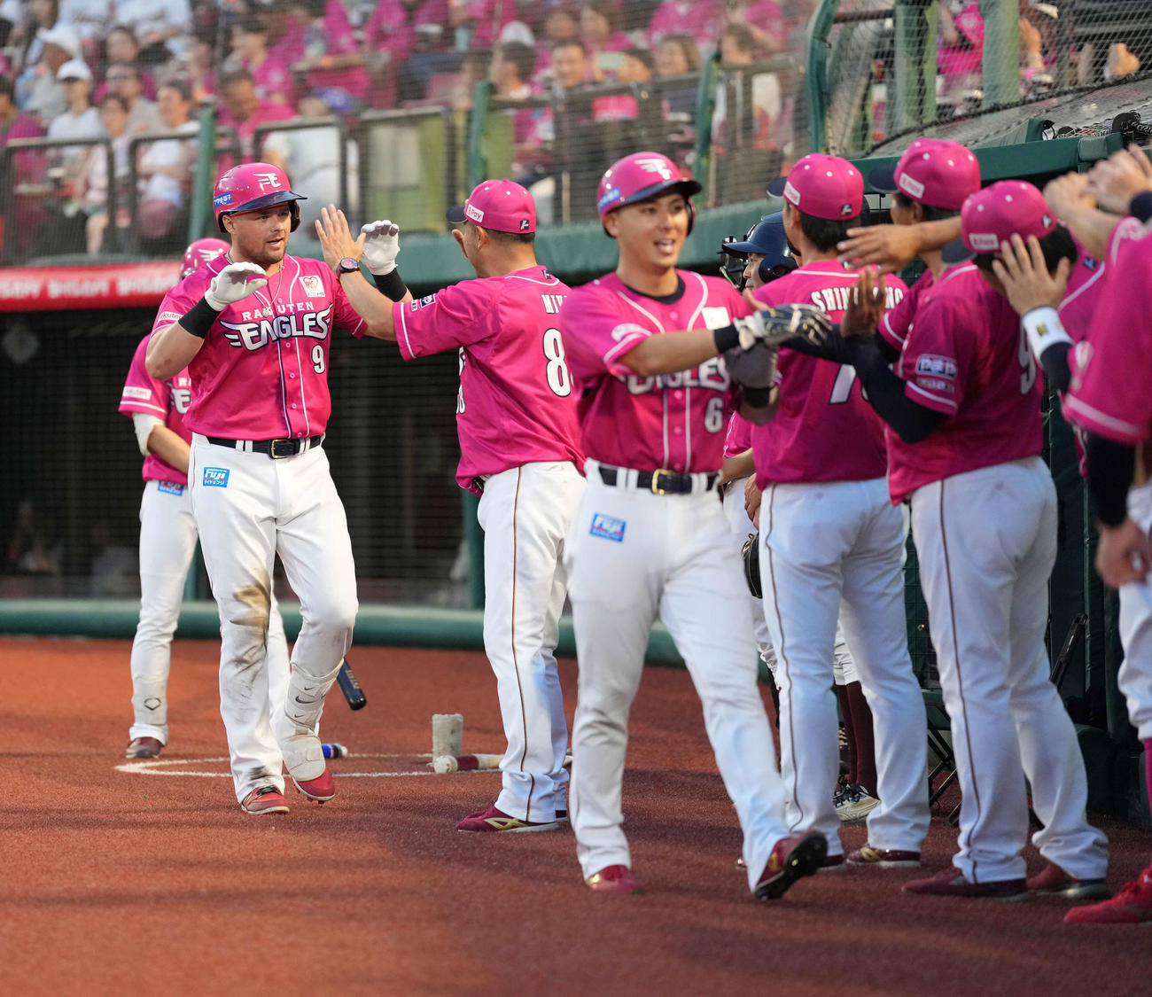 楽天対西武　6回裏楽天無死一塁、左越え2点本塁打を放ち出迎えを受けるボイト（撮影・井上学）