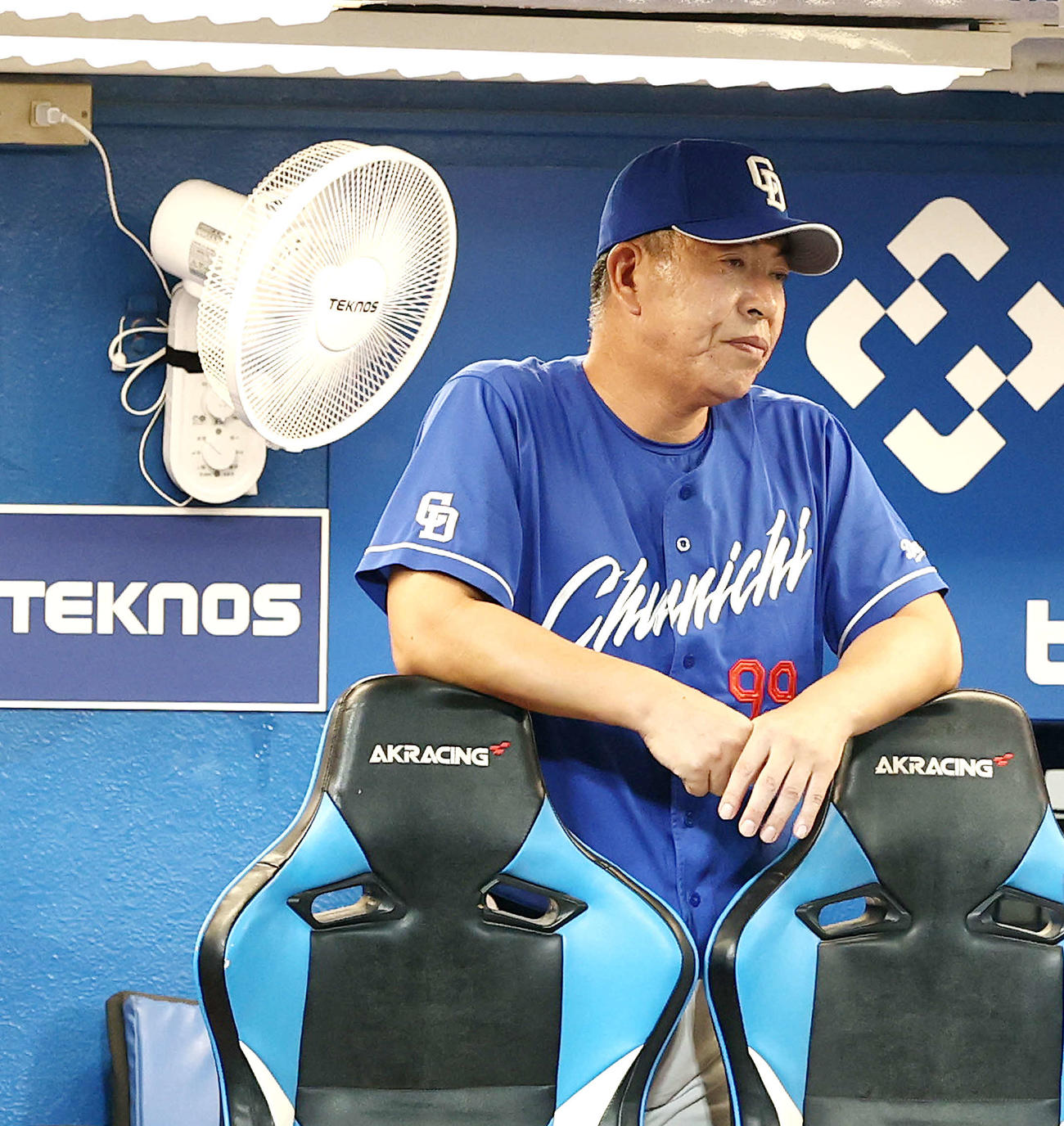 ヤクルト対中日　9回表、戦況を見守る井上監督（撮影・河田真司）