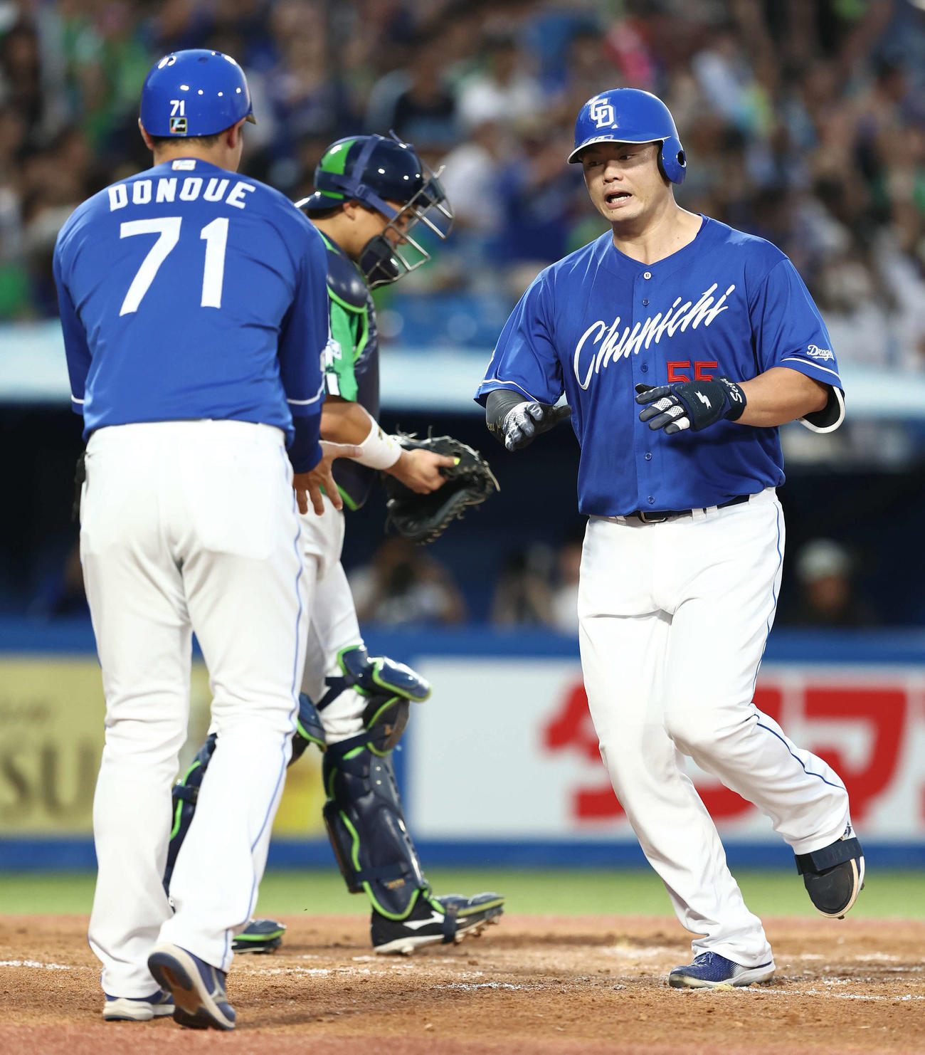 ヤクルト対中日　4回表中日2死、ソロ本塁打を放ち生還する細川（撮影・河田真司）
