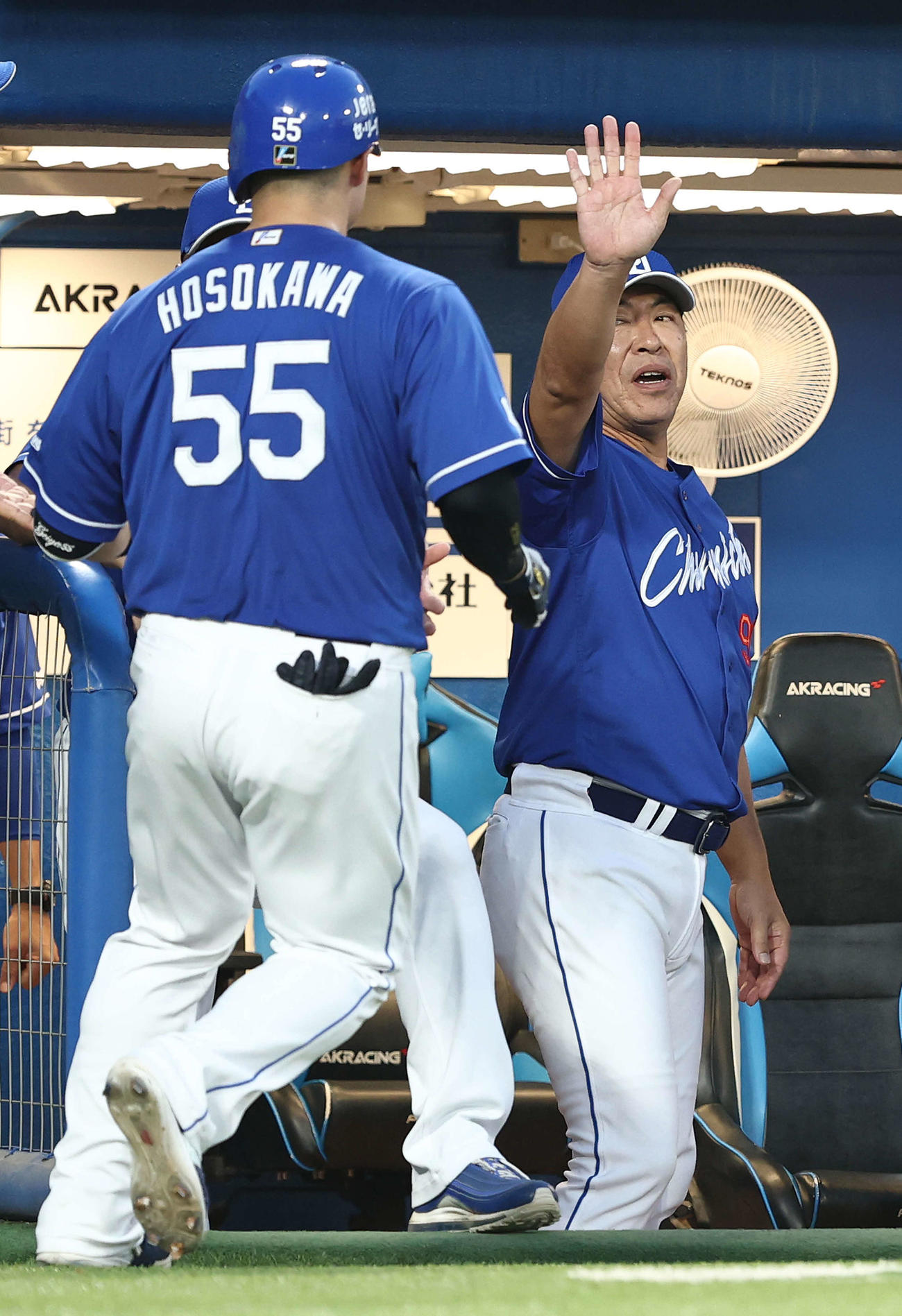 ヤクルト対中日　4回表中日2死、ソロ本塁打で生還する細川（手前）を迎える井上監督（撮影・河田真司）