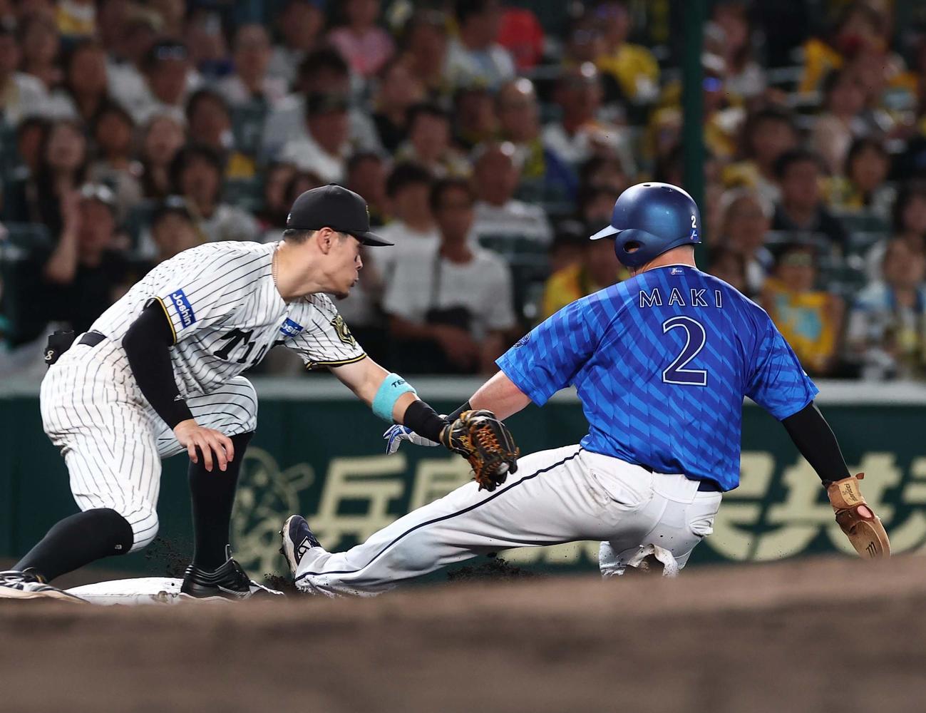 阪神対DeNA 6回表DeNA2死一塁、蝦名の中前打で三塁へ進む牧。三塁手は佐藤輝（撮影・上田博志）