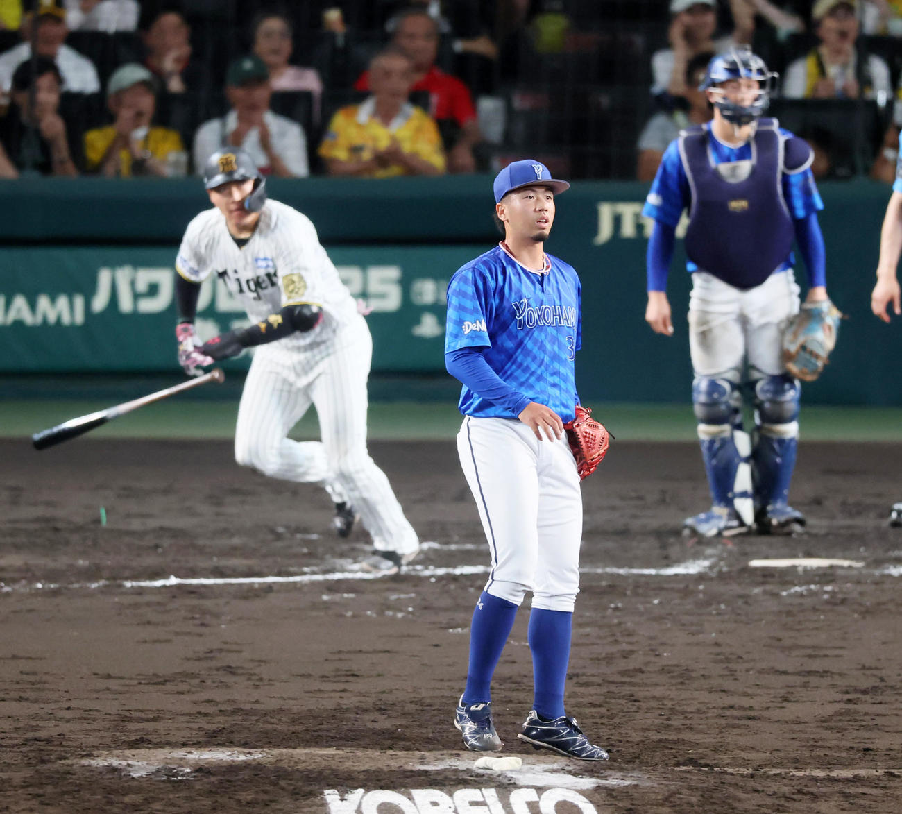 阪神対DeNA 7回裏阪神1死一、二塁、松本は大山に左越え2点適時二塁打を打たれ失点（撮影・加藤哉）