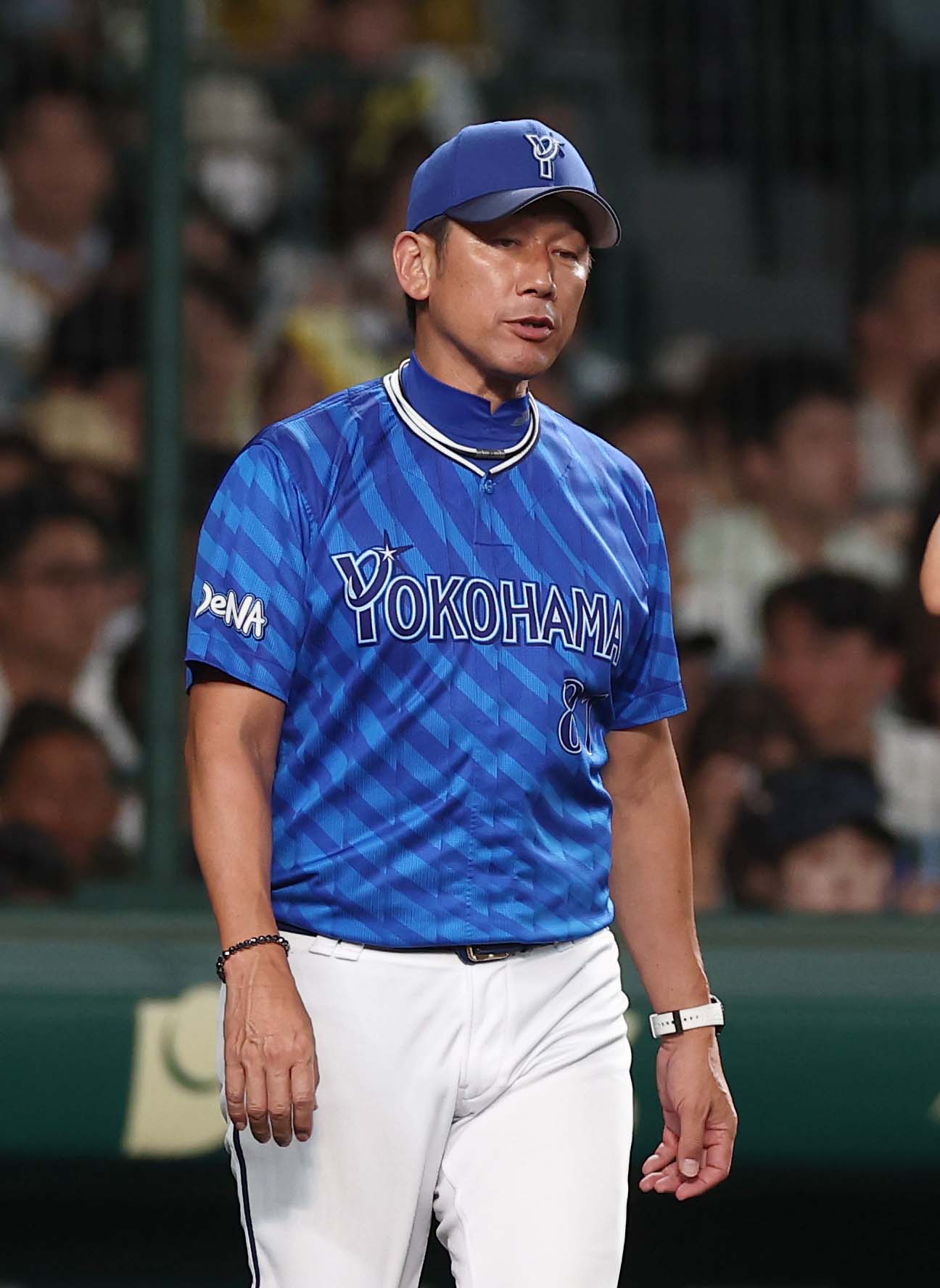 阪神対DeNA　選手交代を告げる三浦監督（撮影・上田博志）