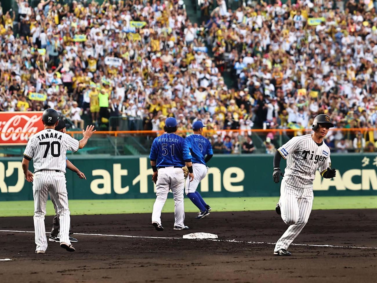 阪神対DeNA 2回裏阪神2死満塁、森下の打球を宮崎（中央）の後逸。近本（右）が生還する（撮影・上田博志）