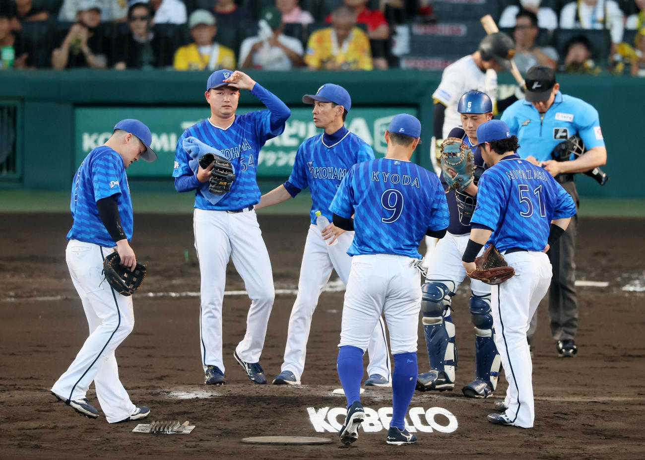 阪神対DeNA 2回裏、石田裕（左から2人目）は坂本に左前適時打を打たれるなど5失点（撮影・加藤哉）
