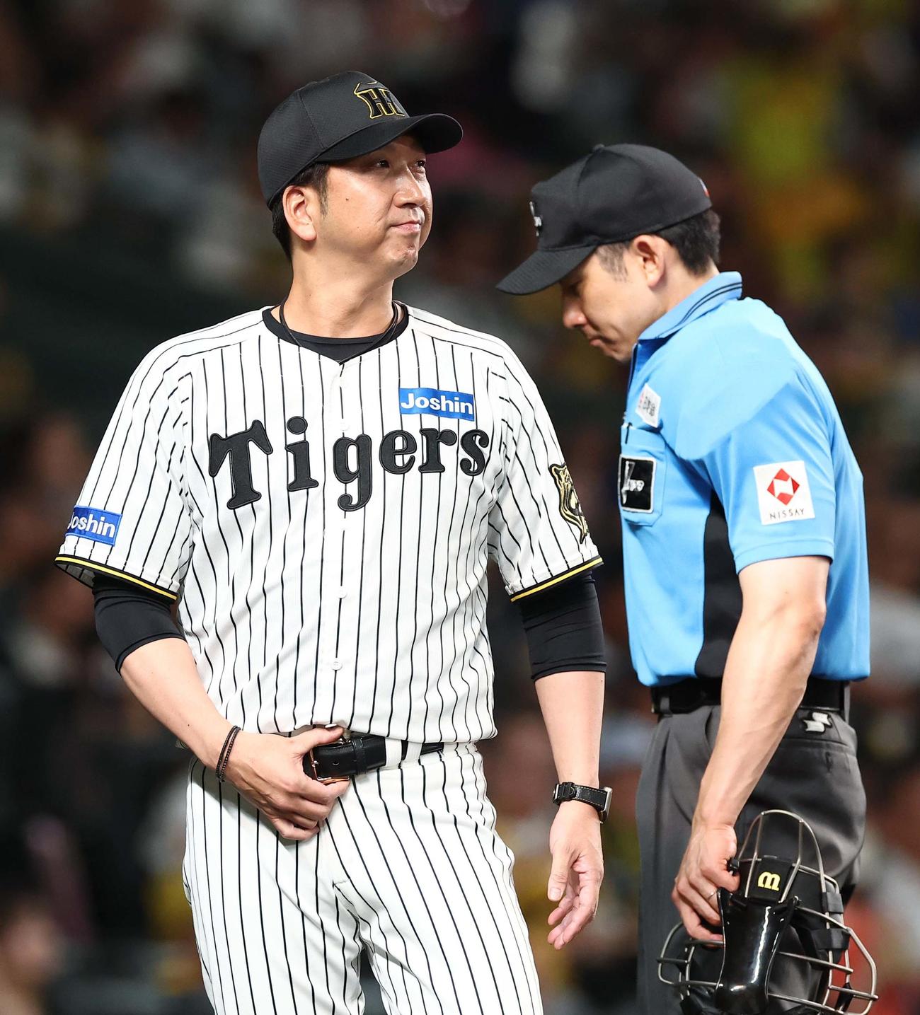 阪神対DeNA　選手交代を告げる藤川監督（撮影・上田博志）